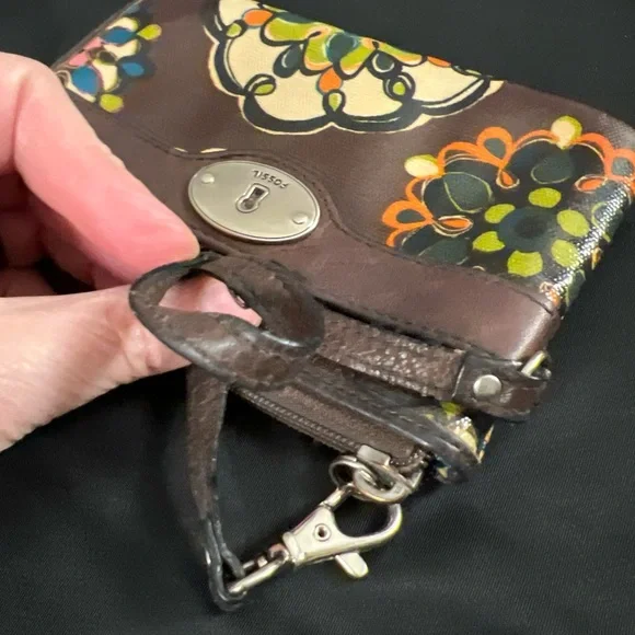 Fossil Key-Per Coated Canvas Purse Wristlet Floral Print Multicolor Zip Closure. - Picture 8 of 9